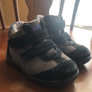 Ugg boys shoes